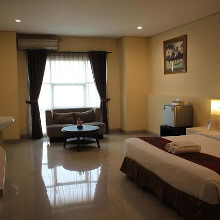 President Executive Club Hotel Cikarang Exterior foto