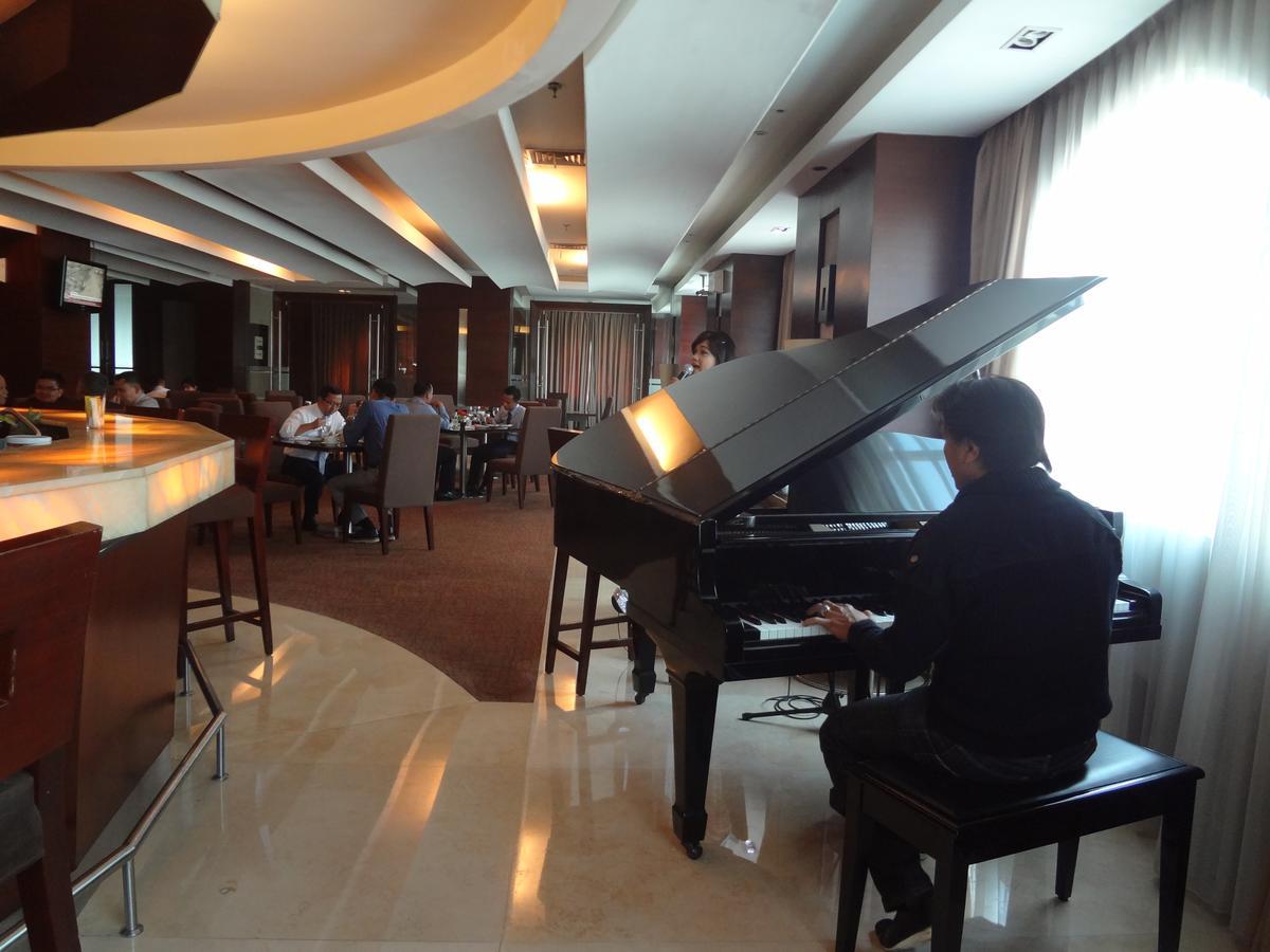 President Executive Club Hotel Cikarang Exterior foto