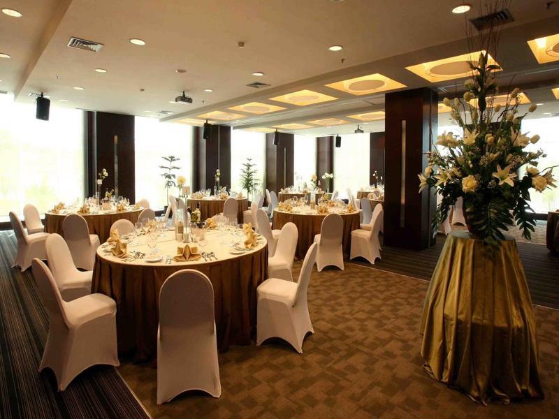 President Executive Club Hotel Cikarang Exterior foto
