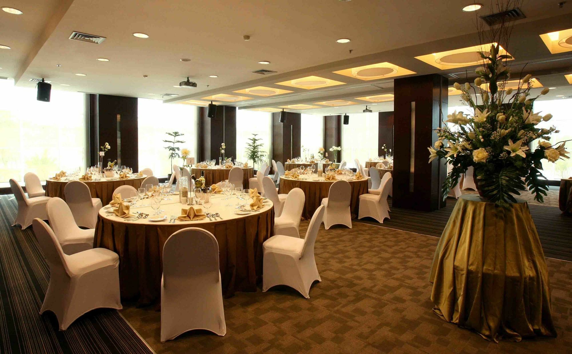 President Executive Club Hotel Cikarang Exterior foto